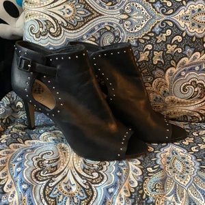 Vince Comuto - blk leather heels with silver studs